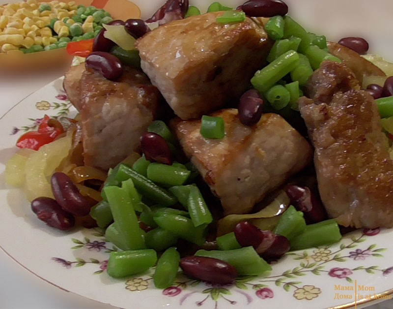 мясо жареное с отварной спаржей
