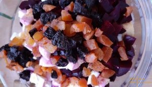 Курага и чернослив в салате со свеклой