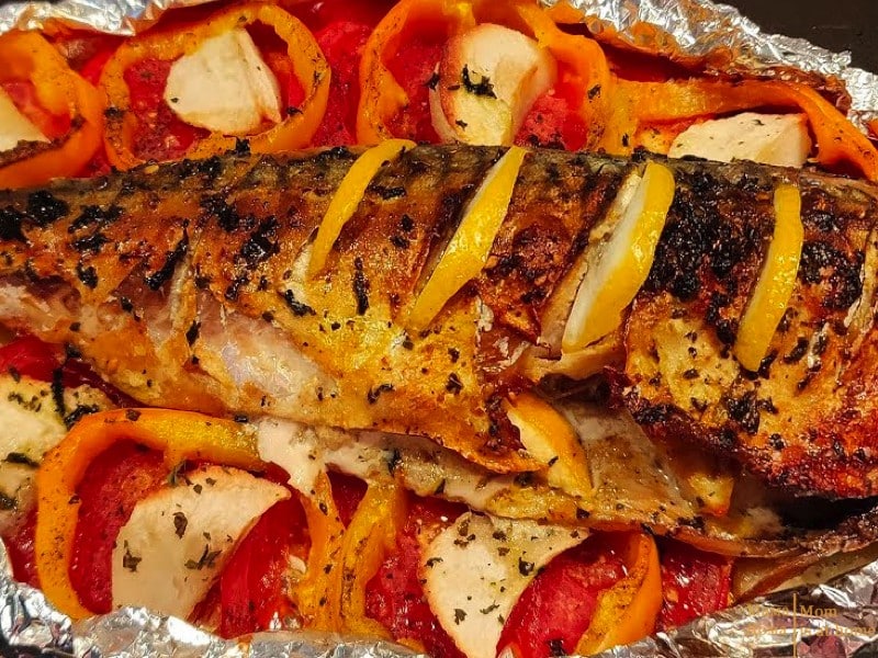 Смачна скумбрія в духовці з овочами