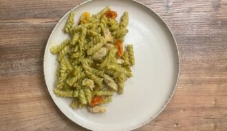 Паста з куркою та соусом песто