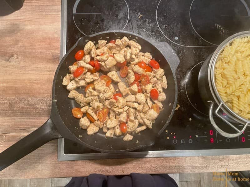 Паста з куркою та соусом песто- покроково2