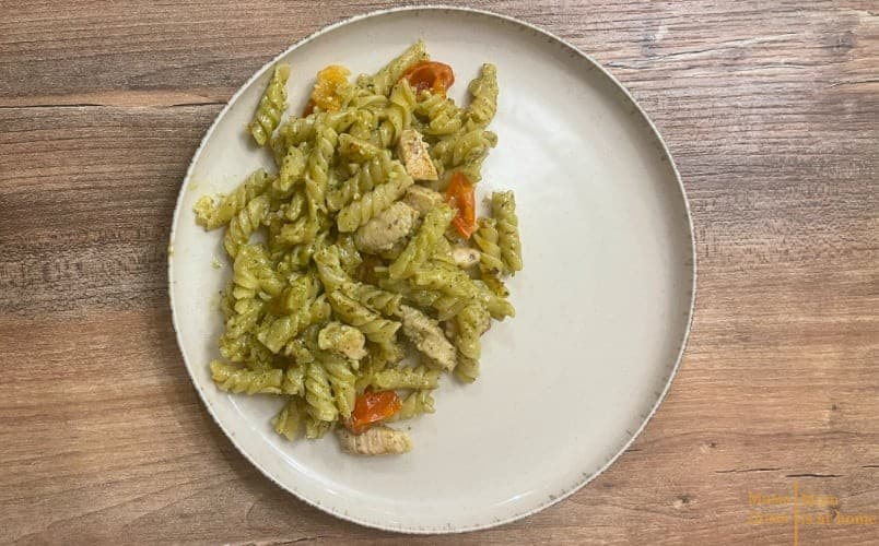 Паста з куркою та соусом песто