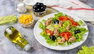 Салат з овочів з кунжутом та оливками