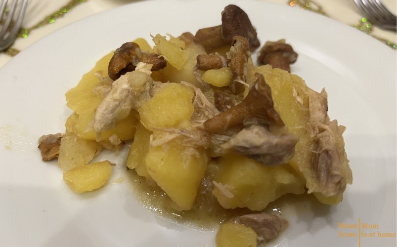 картопля з куркою та грибами
