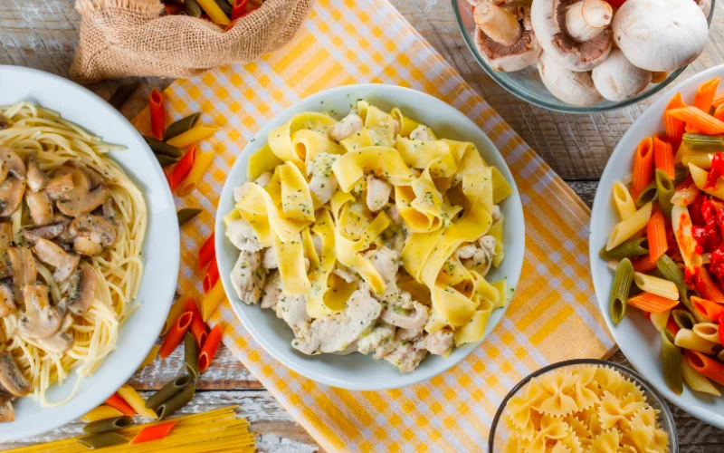 Паста з куркою, грибами і сиром фета