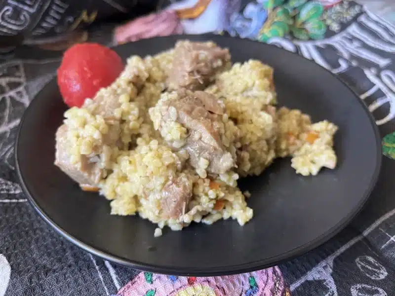 Булгур з м'ясом на сковороді
