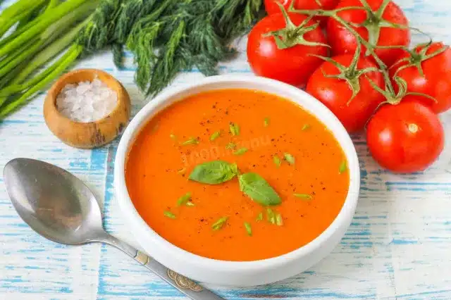 Zupa pomidorowa ze świeżych pomidorów
