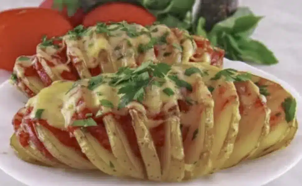 Картофель “гармошка” с колбасками и сыром