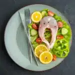 Скумбрія маринована шматочками з цибулею