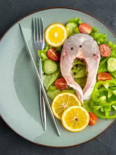 Скумбрія маринована шматочками з цибулею