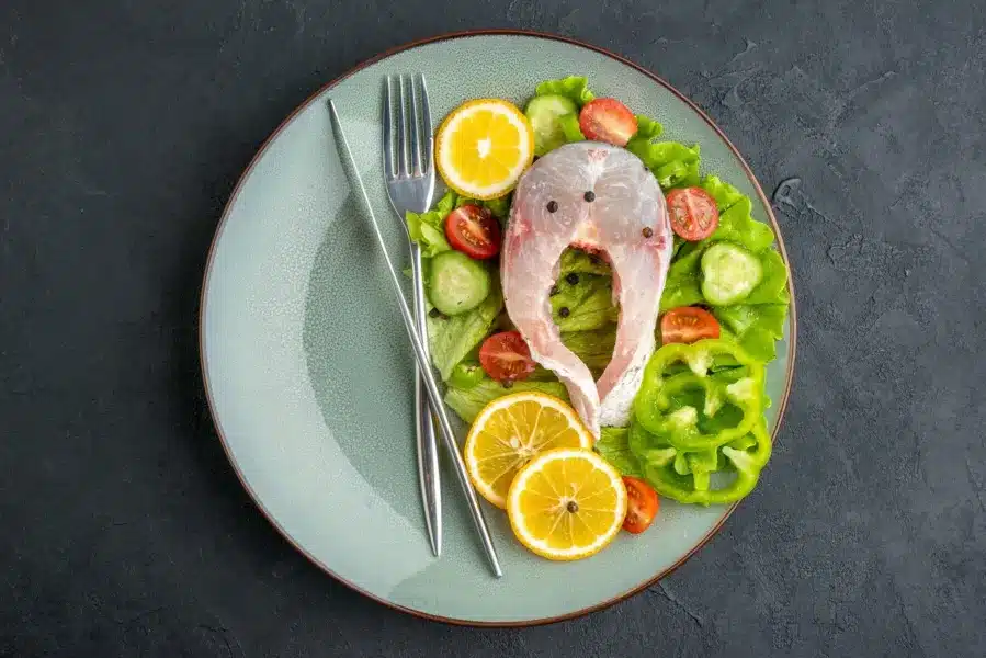 Скумбрія маринована шматочками з цибулею