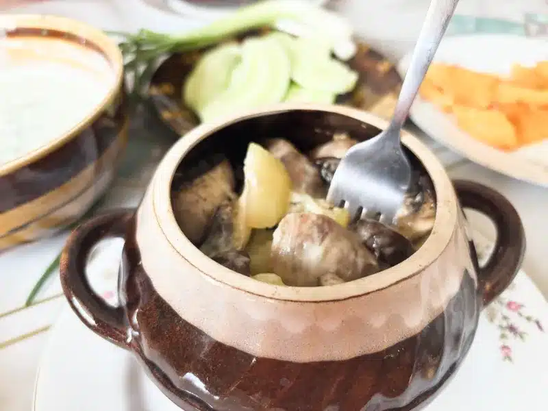 Картошка с охотничьими колбасками и шампиньонами в горшочке