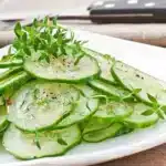 Картошка с охотничьими колбасками и шампиньонами в горшочке
