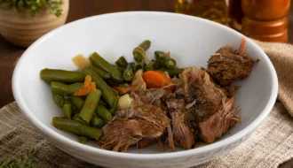 Ніжна яловичина, тушкована з овочами та стручковою квасолею