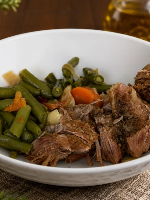 Ніжна яловичина, тушкована з овочами та стручковою квасолею