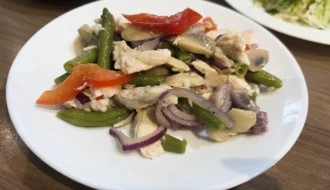 Салат із відварною куркою, стручковою квасолею та печерицями/ Фото Альохіна Олена, mamadoma.top